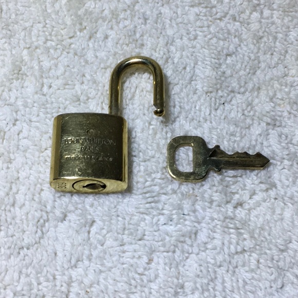 Louis Vuitton Brass '309' Padlock in Goldtone with Goldtone Key (||) - Picture 7 of 7